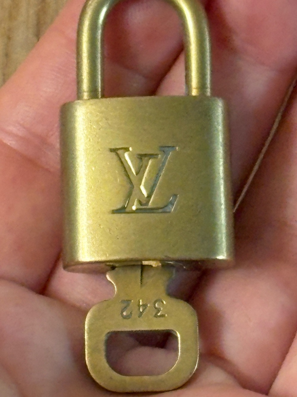 Auth Louis Vuitton lock and key set 342